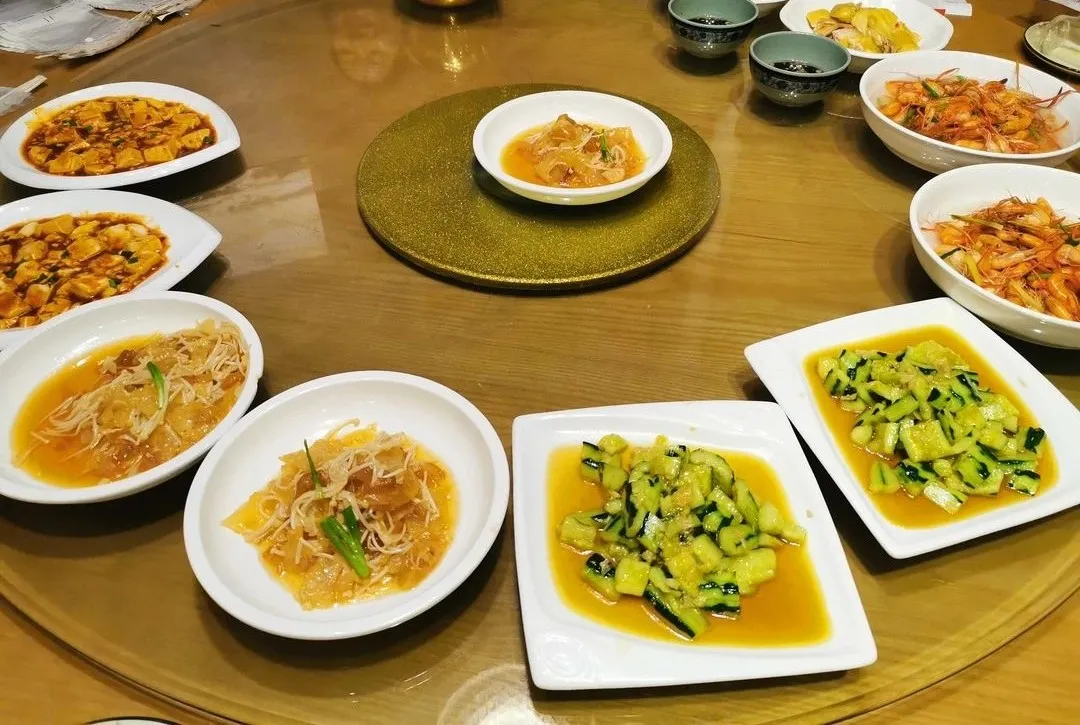 聚餐不用公筷有多可怕！？11位疾控专家点了6道菜，专门做了一个实验，发现……